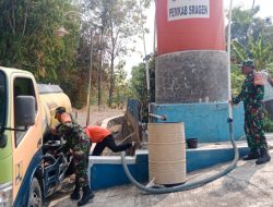 Kekeringan Melanda Srawung, Babinsa dan BPBD Droping 8.000 Liter Air Bersih