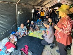 Polri Perkuat Penanganan Gempa NTT, Kapolri Tinjau Lokasi Terdampak dan Serahkan Bantuan