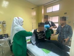 Tim Medis Polda Metro Jaya Sigap Evakuasi Mahasiswa yang Pingsan Saat Aksi