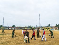 Pasca Karnaval, TNI Bersama Pelajar Bersihkan Lapangan Giritontro