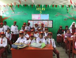 Satgas Pamtas Kewilayahan RI – PNG Yonif 645/Gardatama Yudha TNI Pos Kotis Walesi melaksanakan Renovasi Ruang Kelas Madrasah Ibtidaiyah Merasugun Asso Walesi