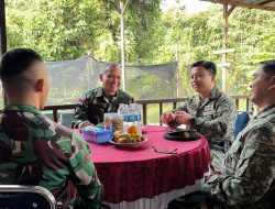 Pererat Tali Silaturahmi dan Sinergitas di Tapal Batas, Satgas Yonarmed 13/Nanggala Terima Kunjungan Persahabatan dari 11 Rejimen Askar Melayu Diraja Malaysia