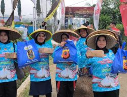 Bahagia Petani Bawang Putih Cianjur usai Terima Bansos dari Wakapolri