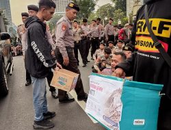 Di Tengah Aksi Mahasiswa, Warga Galang Dana untuk Korban Bencana NTT