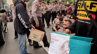 Di Tengah Aksi Mahasiswa, Warga Galang Dana untuk Korban Bencana NTT