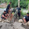 Gotong Royong TNI dan Warga, Jembatan Gantung Sungai Menaula Terus Dikerjakan