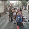Babinsa Joyotakan Amankan Arus Lalu Lintas & Bantu Penyebrangan Siswa SDN 59 Joyotakan