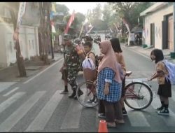 Babinsa Joyotakan Amankan Arus Lalu Lintas & Bantu Penyebrangan Siswa SDN 59 Joyotakan