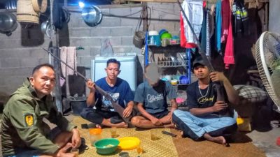 Satgas Pamtas RI-Malaysia Yonarmed 19/Bogani Terima Sukarela Dua Senjata Rakitan dan Sisik Trenggiling dari Warga Perbatasan