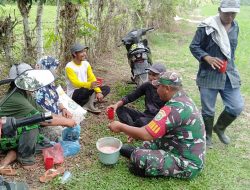 Babinsa Komsos Bersama Petani Paloh Gadeng Bahas Kelancaran Sawah