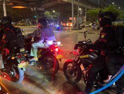 Brimob Polda Metro Jaya Amankan 3 Pemuda Diduga Hendak Tawuran di Ciracas, 9 Celurit Disita