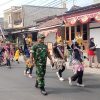 Babinsa Joyotakan Ikut Serta Semarakkan Karnaval HUT Ke-81 Kemerdekaan Republik Indonesia
