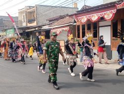 Babinsa Joyotakan Ikut Serta Semarakkan Karnaval HUT Ke-81 Kemerdekaan Republik Indonesia