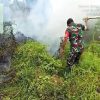 Babinsa dan Warga Bergerak Cepat Padamkan Kebakaran Lahan di Marga Mulya