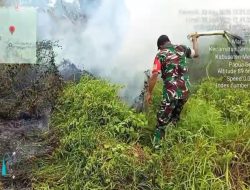 Babinsa dan Warga Bergerak Cepat Padamkan Kebakaran Lahan di Marga Mulya