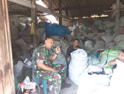 Musim Kemarau, Babinsa Ingatkan Pengusaha Rosok Waspada Kebakaran