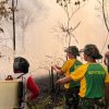 Sinergi Lintas Sektor, Pos Kotis Satgas Yonarmed 13/Nanggala Bersama Polsek, Instansi Kecamatan, dan Warga Padamkan Karhutla di Desa Badau