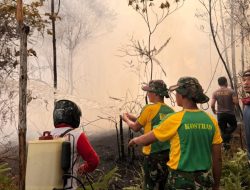 Sinergi Lintas Sektor, Pos Kotis Satgas Yonarmed 13/Nanggala Bersama Polsek, Instansi Kecamatan, dan Warga Padamkan Karhutla di Desa Badau