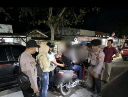 Personil Siaga Kompi I Polres Mesuji Amankan Pelaku Bawa Senjata Tajam Saat KRYD di Depan Mapolsek Simpang Pematang