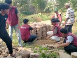 Sambut Maulid Nabi, Koramil 02/Kuta Makmur dan Mahasiswa KKN Bersihkan Masjid Cot Setui