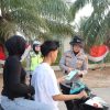 Peduli Kesehatan di Tengah Kabut Asap, Polres Ogan Ilir Bagikan Masker kepada Warga