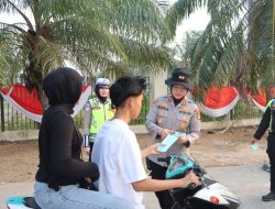 Peduli Kesehatan di Tengah Kabut Asap, Polres Ogan Ilir Bagikan Masker kepada Warga