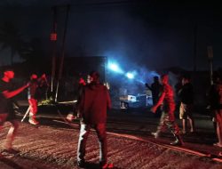 TNI-Polri dan Warga, Padamkan Api yang Melahap 2 Bangunan di Jalan GAG Merauke