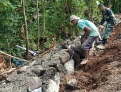 Babinsa dan Warga Gondanglegi Bergotong Royong Bangun Talud, Perkuat Infrastruktur Desa