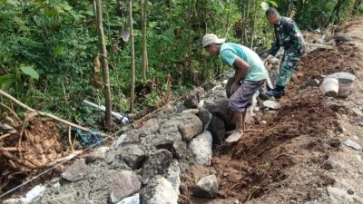 Babinsa dan Warga Gondanglegi Bergotong Royong Bangun Talud, Perkuat Infrastruktur Desa