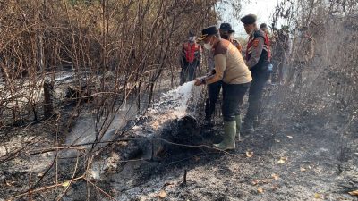 Kapolres Mesuji Turun Langsung Pimpin Penyisiran dan Pemadaman Kebakaran Lahan Perkebunan Tebu PT. Silva Inhutani