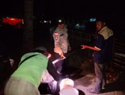 Bhabinkamtibmas Polsek Riung Dor To Dor, Pastikan Air Bersih Terpenuhi Untuk Para Pengungsi Gempa Bumi Flores