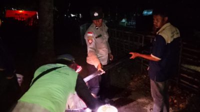 Bhabinkamtibmas Polsek Riung Dor To Dor, Pastikan Air Bersih Terpenuhi Untuk Para Pengungsi Gempa Bumi Flores