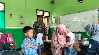 Babinsa Dukung Bulan Imunisasi Anak Sekolah