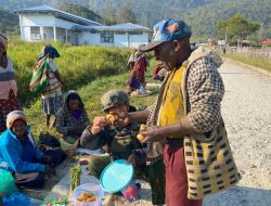 Langkah Humanis Marinir di Komopa, Hasil Bumi Warga Laris, Mama-Mama Sumringah