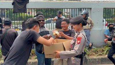 Polwan Sapa Pejuang Aspirasi, Bagikan Makanan dan Minuman di DPR