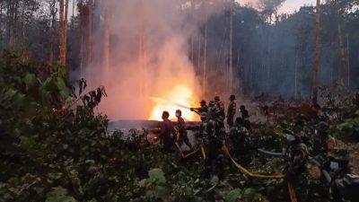Kodam XVIII/Kasuari, Bersama Tim Gabungan Kendalikan Karhutla di Kampung Unggi