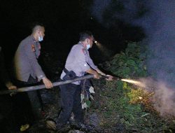 Kapolres Mesuji Bersama Personil dan Relawan Berjibaku Padamkan Kebakaran Lahan Sekitar 21,5 Hektar