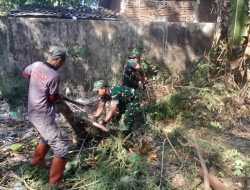 Babinsa Joyotakan Pelopori Kerja Bakti Bersama Warga Masyarakat
