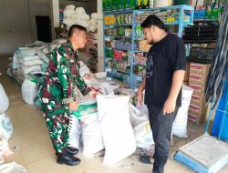 Babinsa Cek Stok Pupuk Bersubsidi, Pastikan Kebutuhan Petani Tetap Terjaga