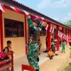 Tanamkan Jiwa Nasionalisme, Pos Sei Tekam Satgas Yonarmed 13/Nanggala Bersama Siswa SDN 25 Perimpah Pasang Bendera Merah Putih