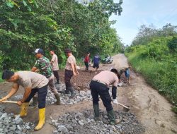 Polda Sumsel melalui Polres OKU Perkuat Program Indonesia Asri dengan Perbaikan Jalan Berlubang