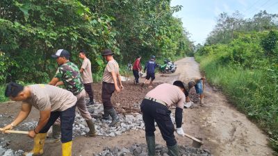 Polda Sumsel melalui Polres OKU Perkuat Program Indonesia Asri dengan Perbaikan Jalan Berlubang