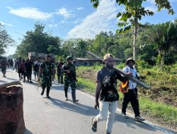 Bahu-Membahu dengan warga, Pos Muara Nawa Satgas Pamtas RI-PNG Kewilayahan Yonif 645/Gardatama Yudha Bersama Warga Muara Nawa Gelar Gotong Royong Pemakaman