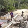 Rehab Jembatan TMMD Ke-129 Laksanakan Pengecoran Bagian Atas Jembatan Hampir Rampung, Akses Masyarakat Kampung Sesor Segera Lebih Aman dan Lancar