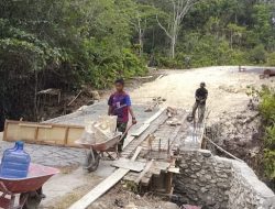 Rehab Jembatan TMMD Ke-129 Laksanakan Pengecoran Bagian Atas Jembatan Hampir Rampung, Akses Masyarakat Kampung Sesor Segera Lebih Aman dan Lancar