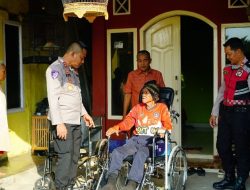 Polres OKI Salurkan Kursi Roda untuk Tokoh Masyarakat, Wujud Presisi Humanis Dukung Ketahanan Sosial