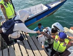 Tourist Police Ditpolairud Polda Papua Barat Daya Berikan Imbauan Keselamatan kepada Wisatawan