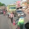 Polantas Banyuasin Bagikan Makanan Gratis di Tengah Macet, Luruskan Video Viral di Jalintim Palembang-Betung