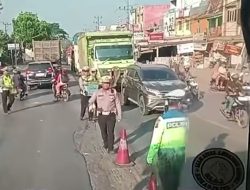 Polantas Banyuasin Bagikan Makanan Gratis di Tengah Macet, Luruskan Video Viral di Jalintim Palembang-Betung