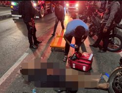 Brimob Polda Metro Jaya Bantu Evakuasi Korban Kecelakaan di Bekasi